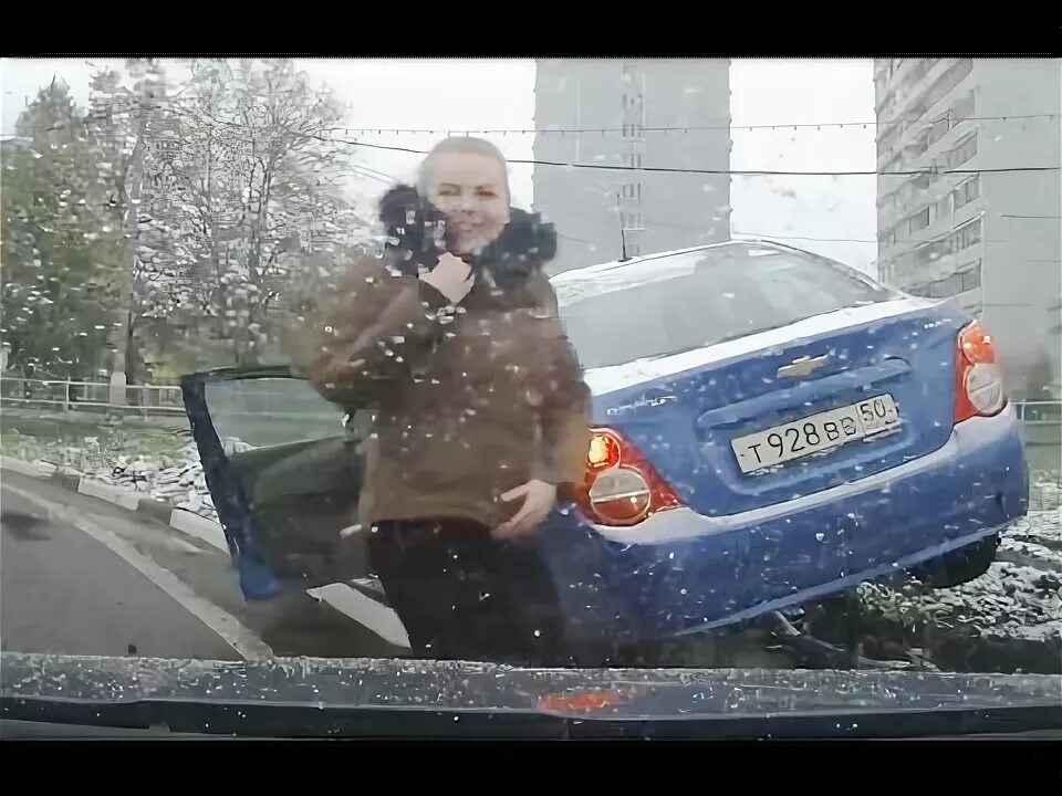 Женщина за рулем аварии. Женщина за рулем аварии. Девушка перевернула машину. Девушки за рулём смешное. Женщина за рулем аварии.