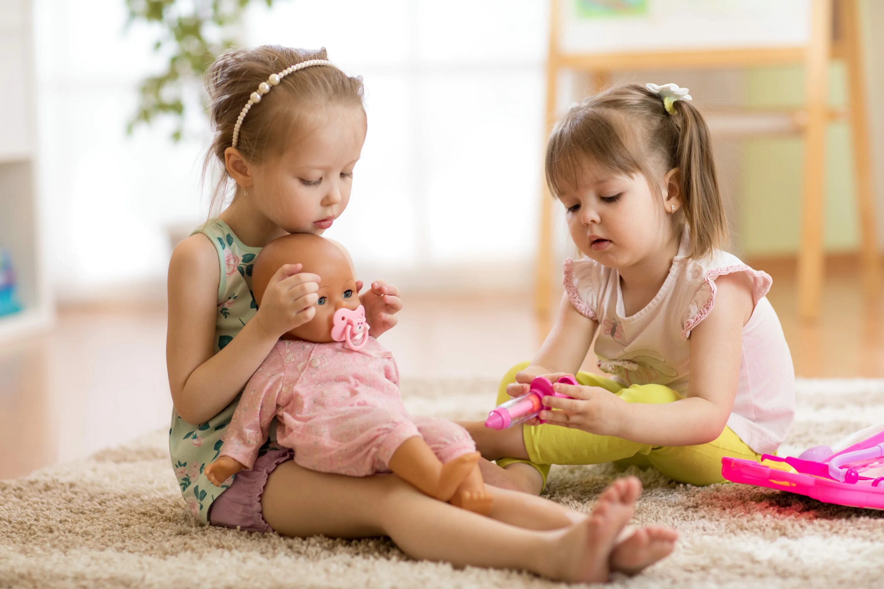 Девочка с двумя куклами. Куклы для девочек. Девочки играющие в куклы. Дети играющие с куклами.