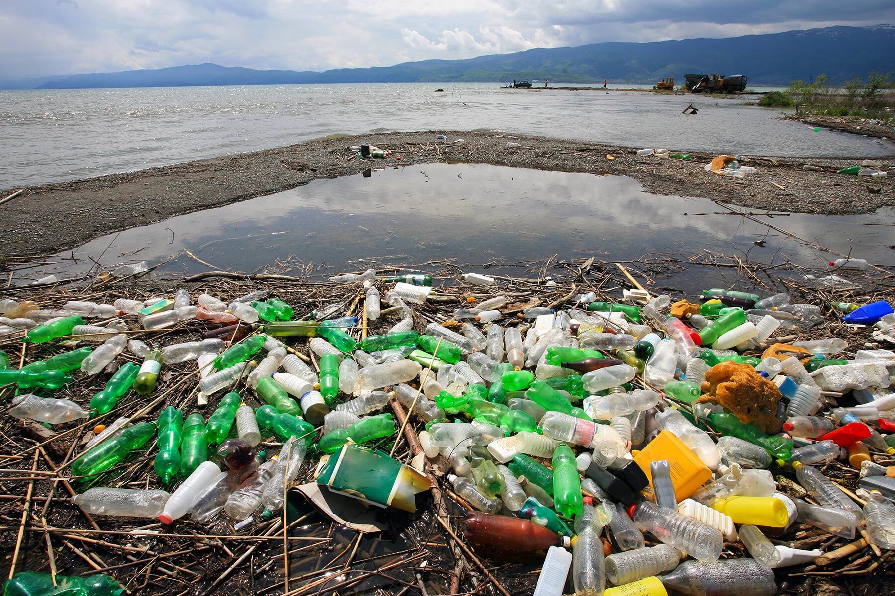 A lot of pollution. Загрязнение океана. Засорение окружающей среды. Загрязнение морей и океанов. Пластиковые бутылки в природе.