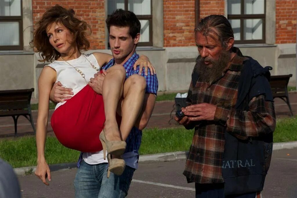 Горячая Елена Подкаминская В Ночной Рубашке – Кухня (2012)