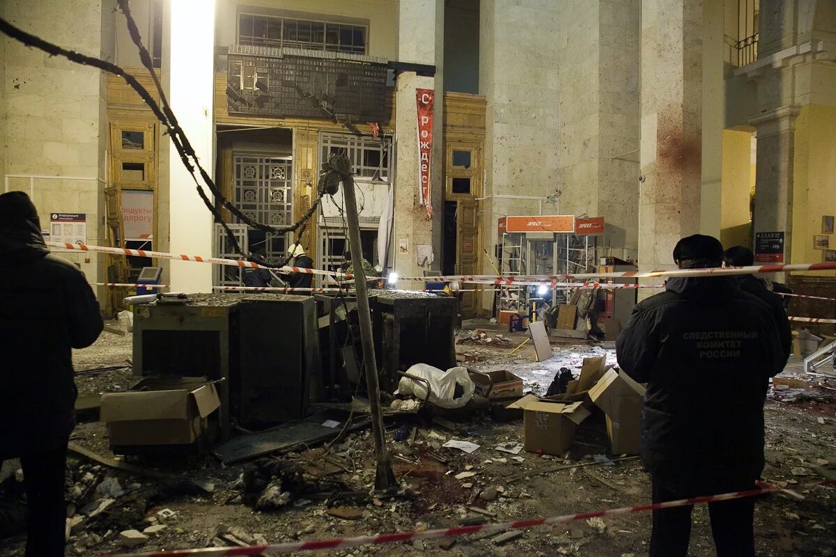 Сколько погибших в теракте в москве. Взрыв вокзала в Волгограде 2013. 29 Декабря 2013 Волгоград теракт. Теракт в Волгограде вокзал. Взрыв на ЖД вокзале в Волгограде.