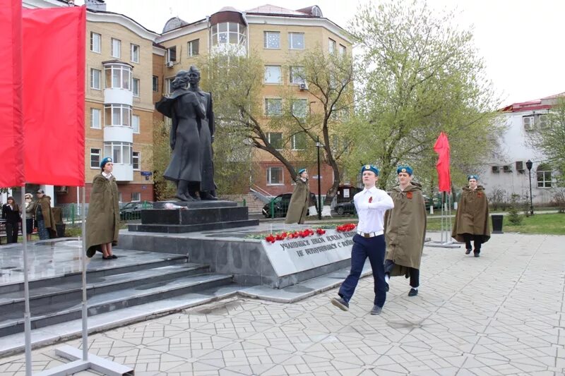 Прощание тюмень. Памятник прощание Тюмень. Памятник в Тюмени учащимся школ не вернувшихся с войны. Памятник учащимся школ Тюмень. Памятник школьникам не вернувшимся с войны.