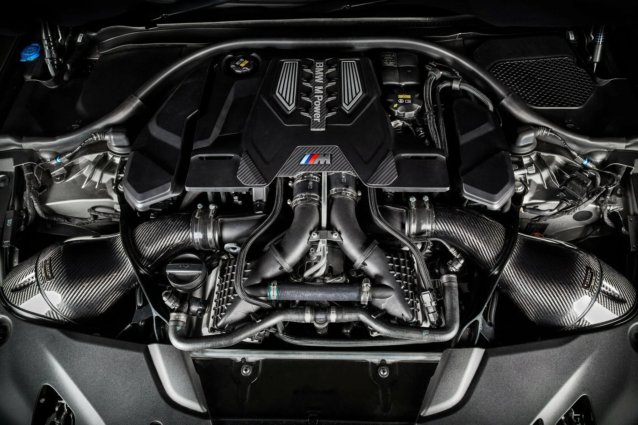 Бмв ф90 двигатель. BMW m5 f90 мотор. Eventuri BMW m5 f90. Впускная система BMW m5f90. BMW m5 f90 engine.