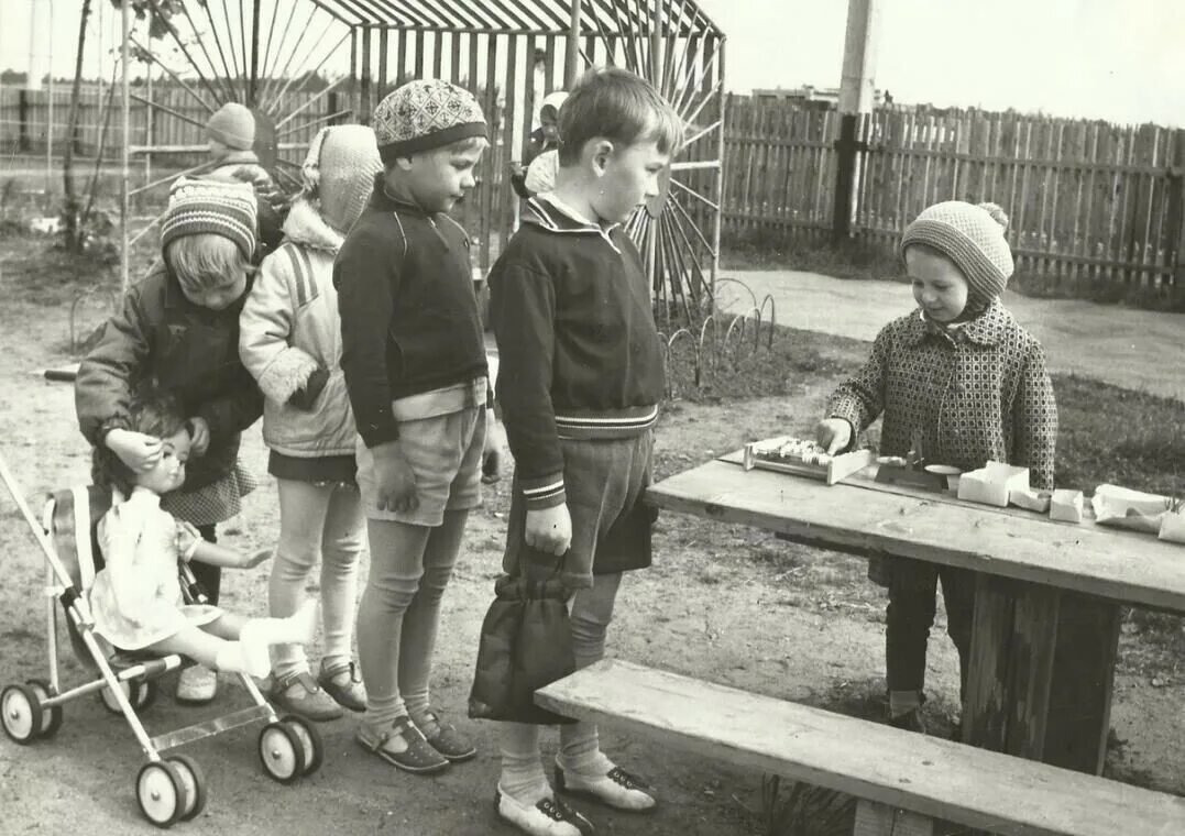 Детство живет в школе. Советские дети в детском саду. Счастливое советское детство. Детство фото. Советские дети во дворе.
