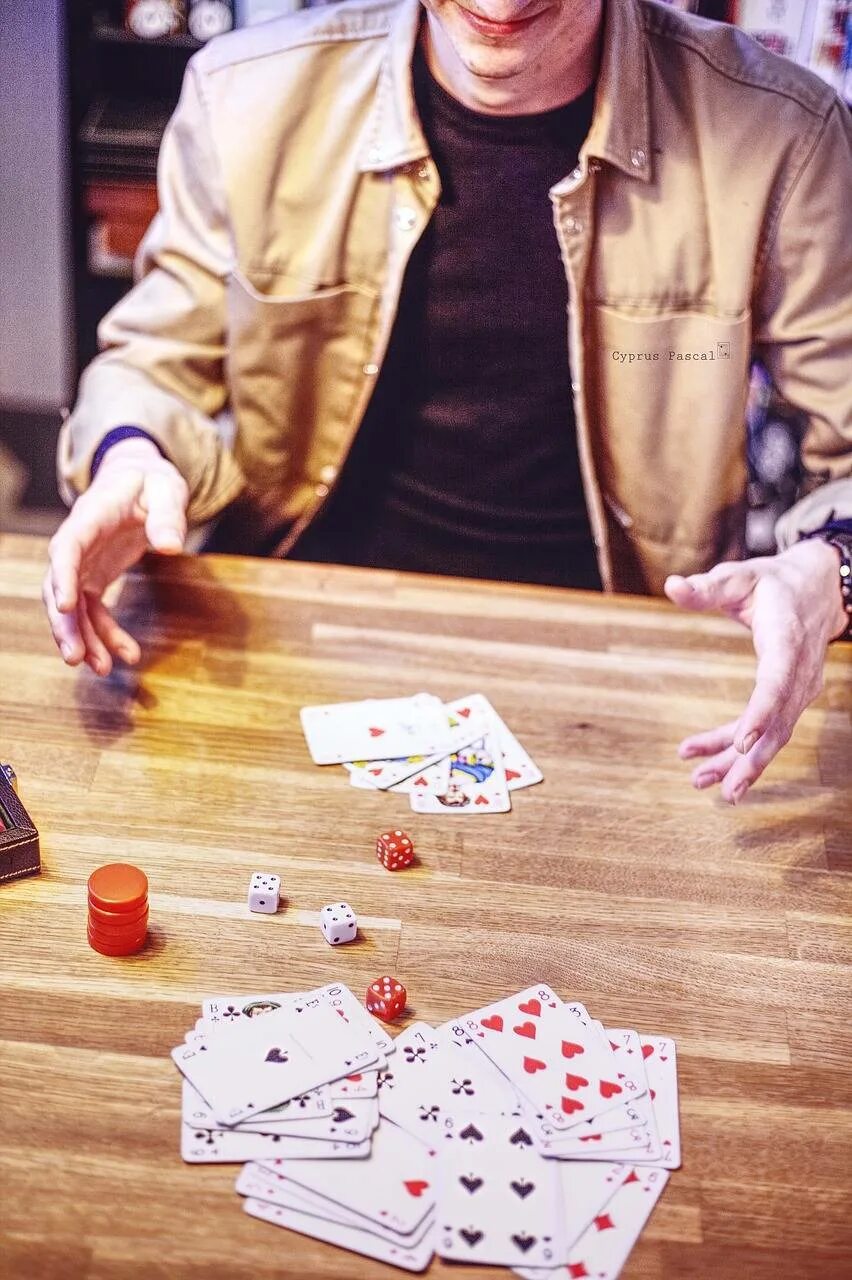 Покер. Люди играющие в карты. Карточный игрок. Люди играющие в Покер.