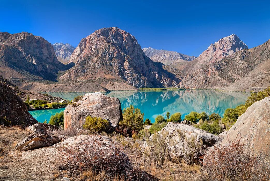 Море в средней азии 4. Фанские горы озеро Искандеркуль. Фанские горы Памир. Фанские горы Таджикистан. Горное озеро Искандеркуль Таджикистан.