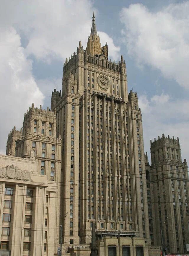 Здание мид в москве. Ответов здания. Ответов здания. Здание манхеттен центр нью йорк. Сталинские высотки в москве мгу.