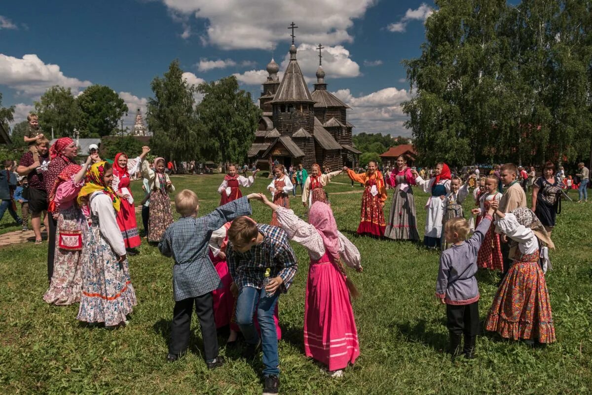 3 традиционных русских игр. Троица в музее деревянного зодчества Суздаль. Музей деревянного зодчества в Суздале. Троица в Суздале 2021. Суздаль музей деревянного зодчества праздник.