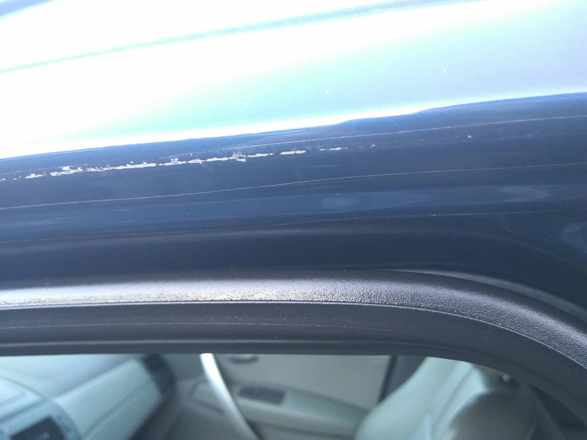 Уплотнитель двери форд фьюжн. Уплотнитель стекла шкода рапид. Рассохлась резинка на окне машины. Бархотка заднего стекла поло седан. Скрип уплотнителей.