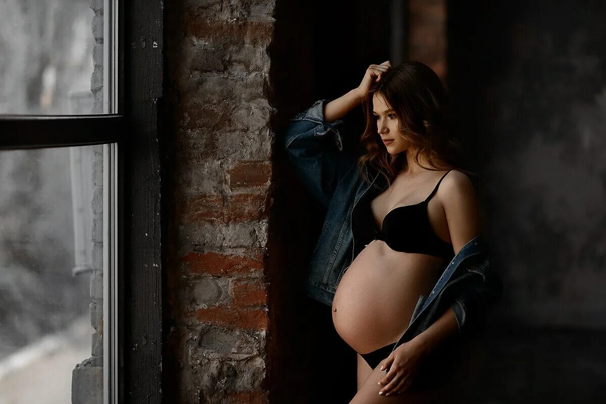 Стильные фотосессии беременных. Фотосессия беременных в студии. Беременные фотосессии в студии. Стильная фотосессия беременной.