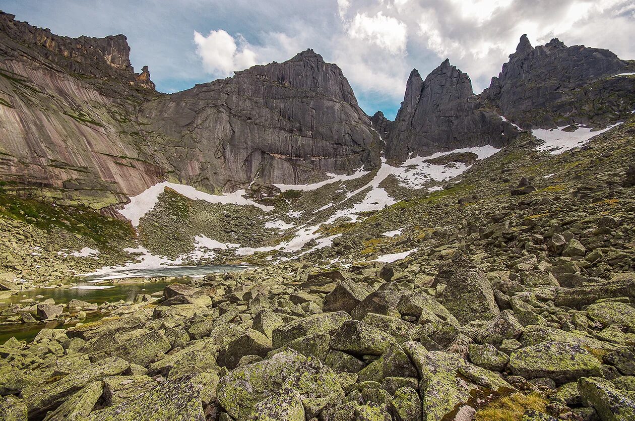 гора мунку-сардык 3491 м. река иркут фото лето. кибик-кордонское месторождение. саяно-шушенская мраморная гора. "артемовский восточные саяны".