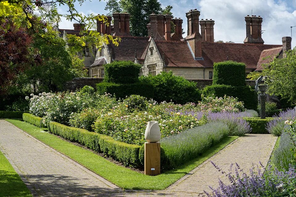 Великобритании салы сады. Яблоневые сады суперинтенсивного типа. Монастырский сад средневековья цветник. Ландшафта стиль тюдоров (английский ренессанс). Палисадники в англии.