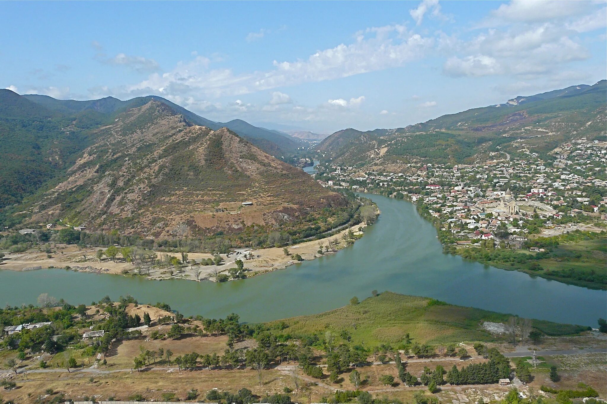 Кура грузия. Река Арагви в Грузии. Слияние Арагви и кура Грузия. Река кура Тбилиси. Слияние рек в Грузии Арагви.