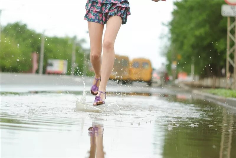 Босиком под дождем. Девушка бежит босиком. Девушка по лужам. Шагаю по лужам