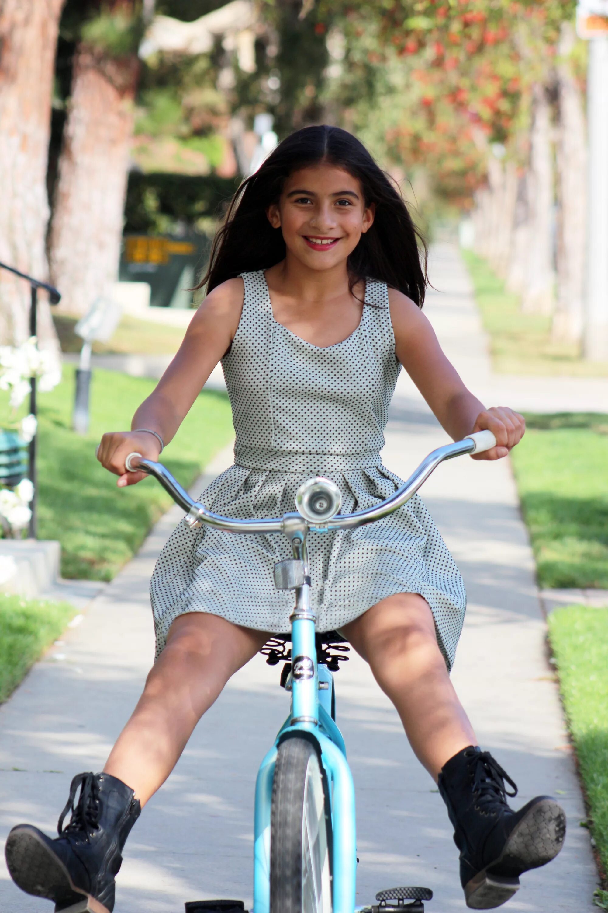 Little young girls private. Девушка подросток на велосипеде. Велосипед для девочки. Девушка на детском велосипеде. Little Bike девушка.