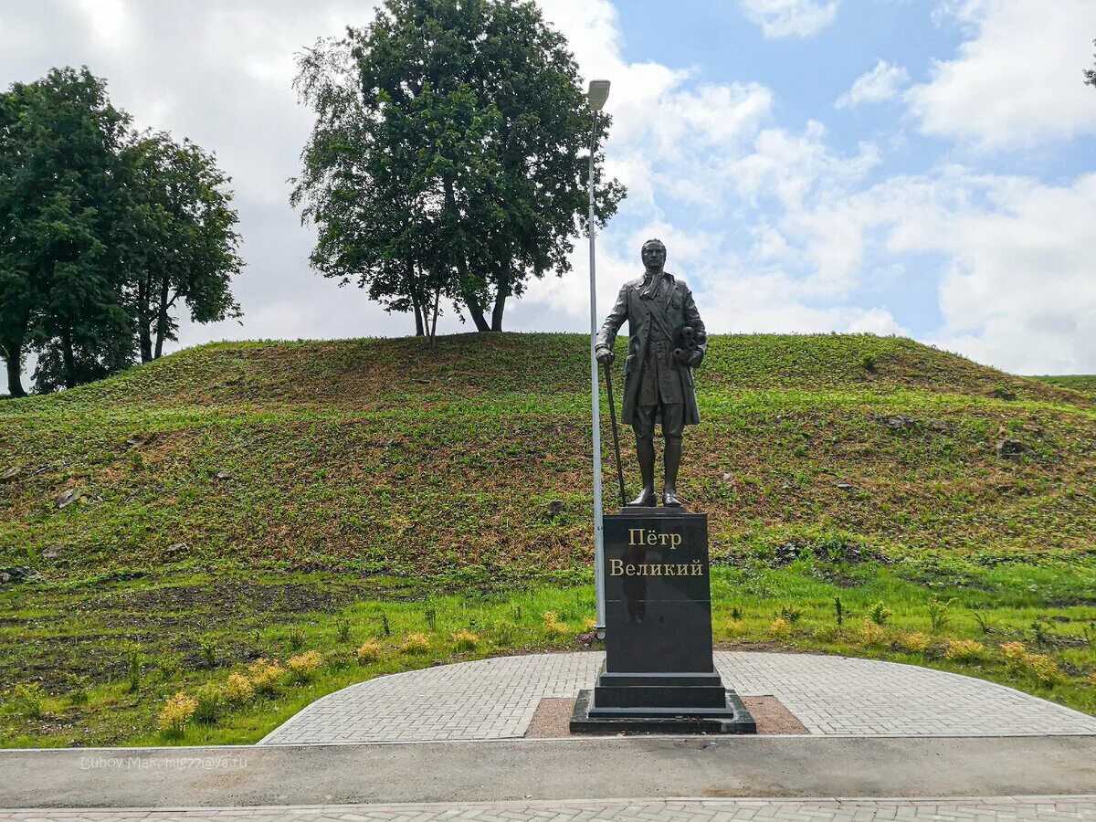 Памятник Петру 1 в великих Луках. Луки парк Великие Луки. Петровский парк Великие Луки. Лучник Великие Луки.