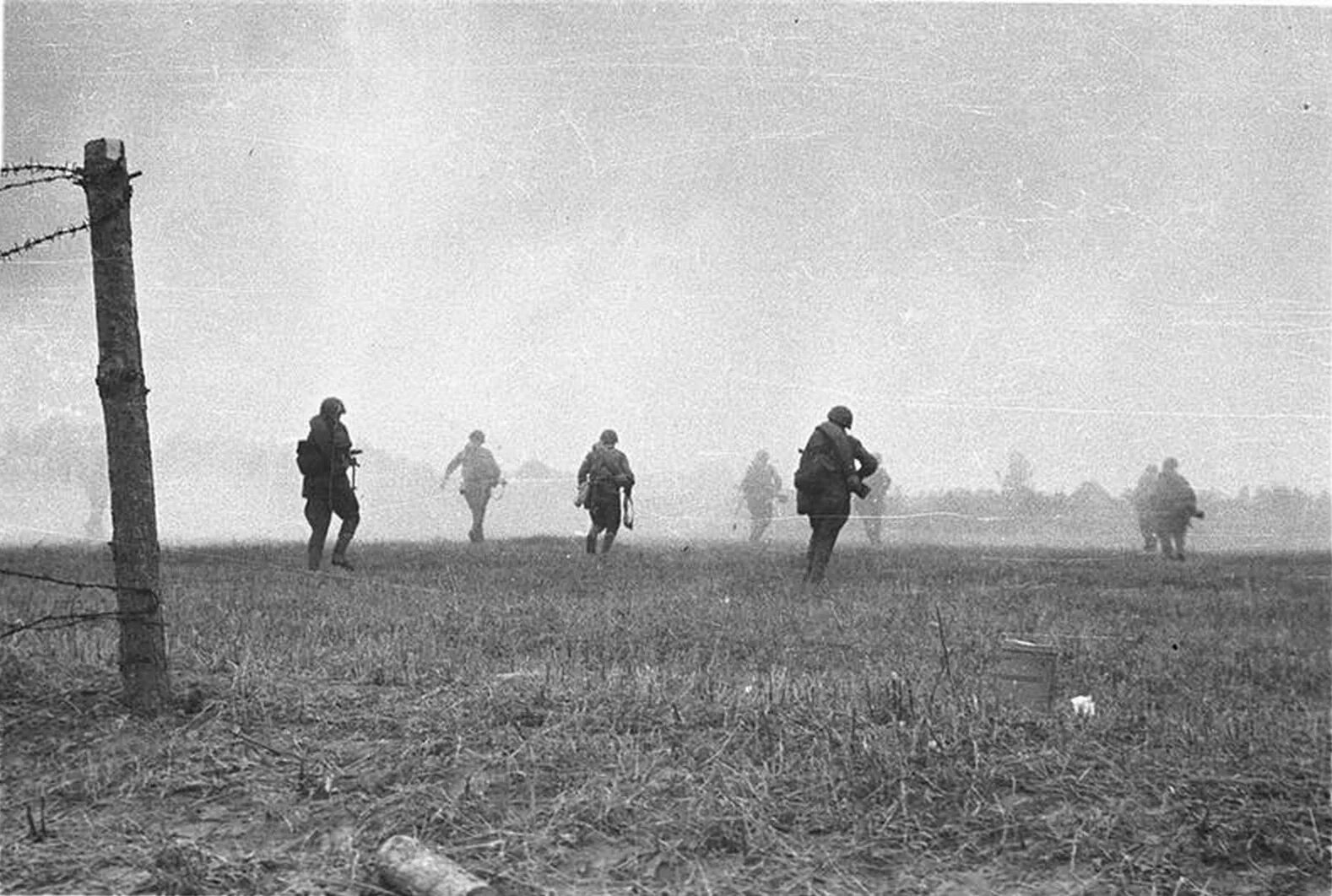 Время нападения. Советские солдаты на поле ВОВ.