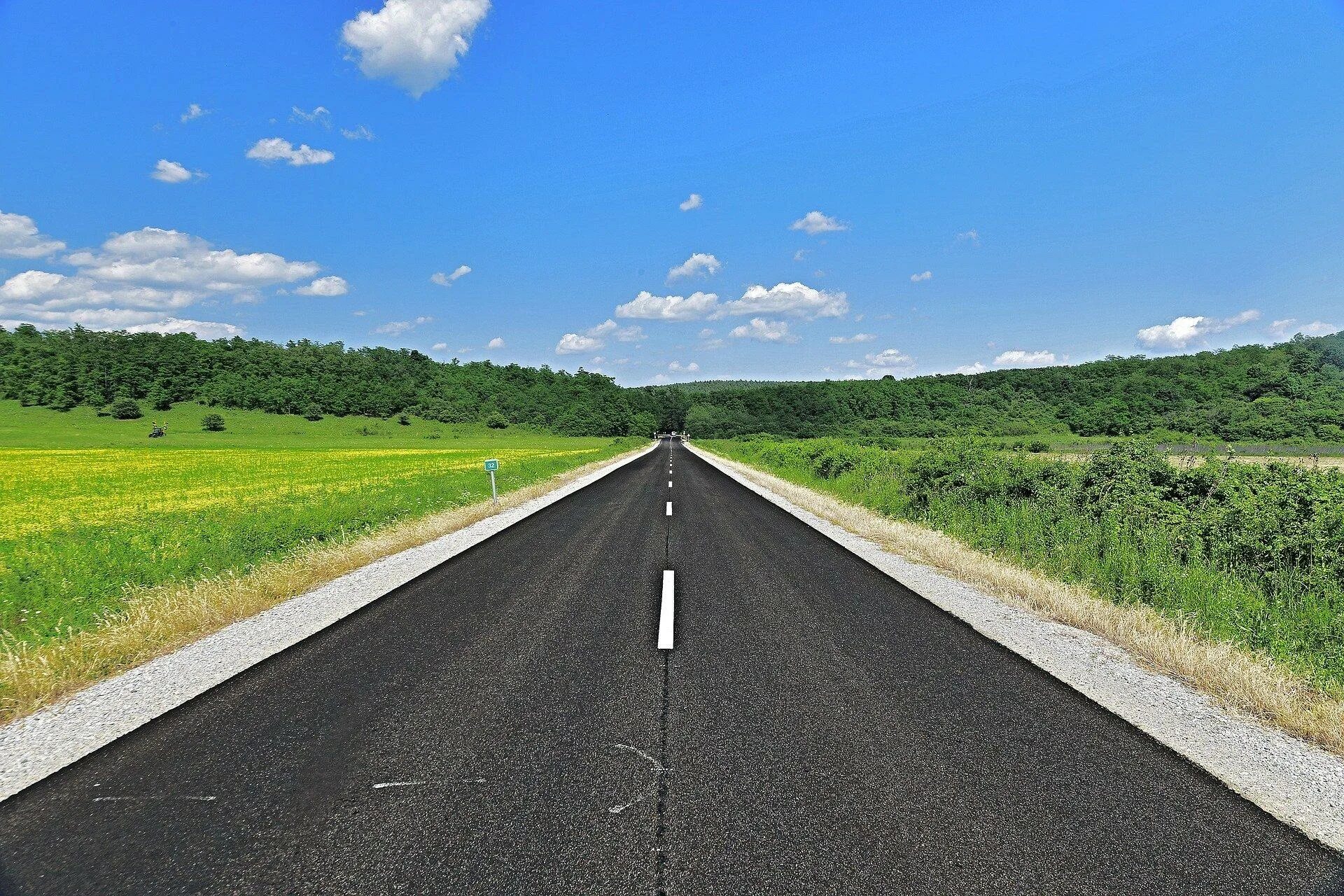 Дорога без разрешения. Прямая дорога. Дорога асфальт. Дорога под наклоном. Дорога обочина.