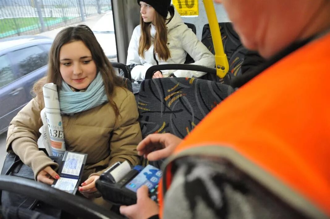 Студенты в транспорте. Автобус льготы. Школьники в общественном транспорте. Проезд школьников в автобусе.