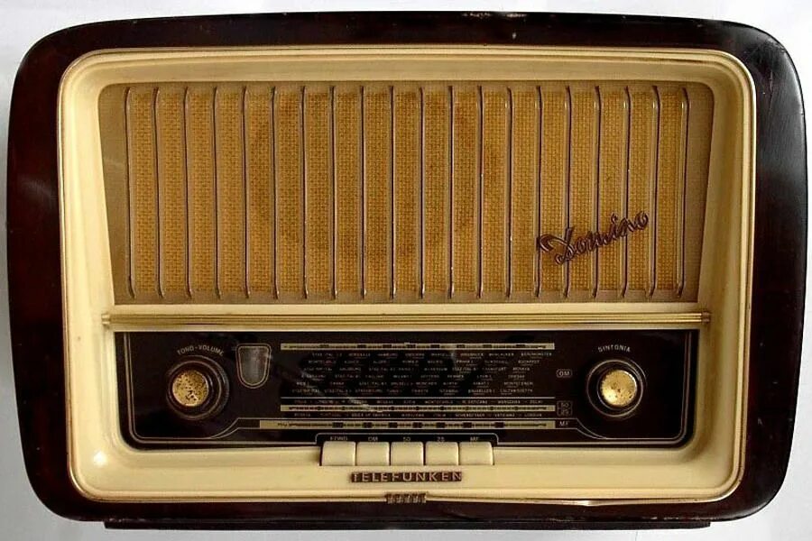 Слушать радио забытое. Радиостанция Телефункен 1940. Радиоприемник в стиле ретро. Радиоприемник в интерьере. Радио фото.