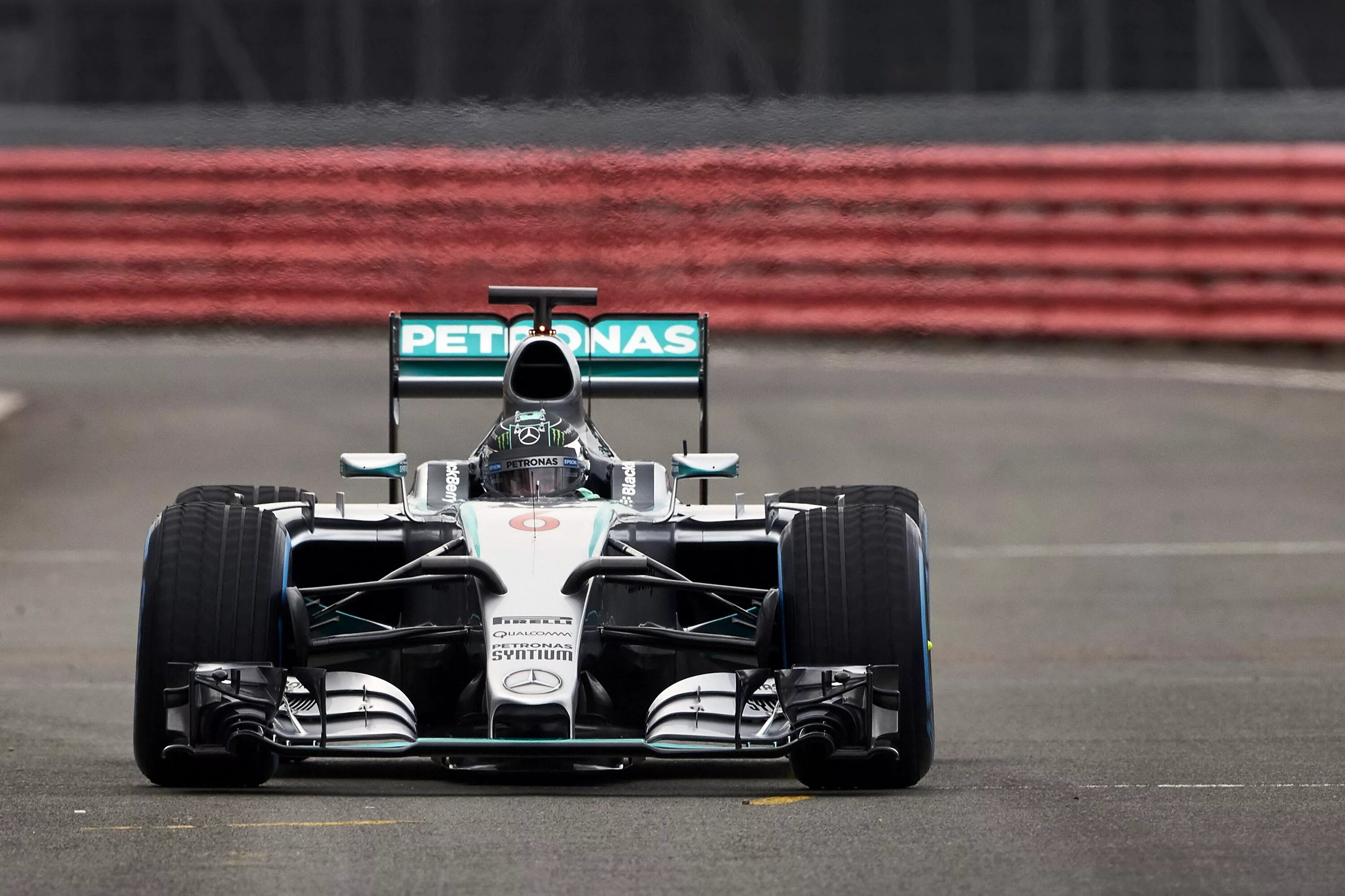 Гибрид первого поколения f1. Mercedes AMG f1 w06. Mercedes f1 w06 Hybrid. Болид ф1 Мерседес. Мерседес ф1 2015.