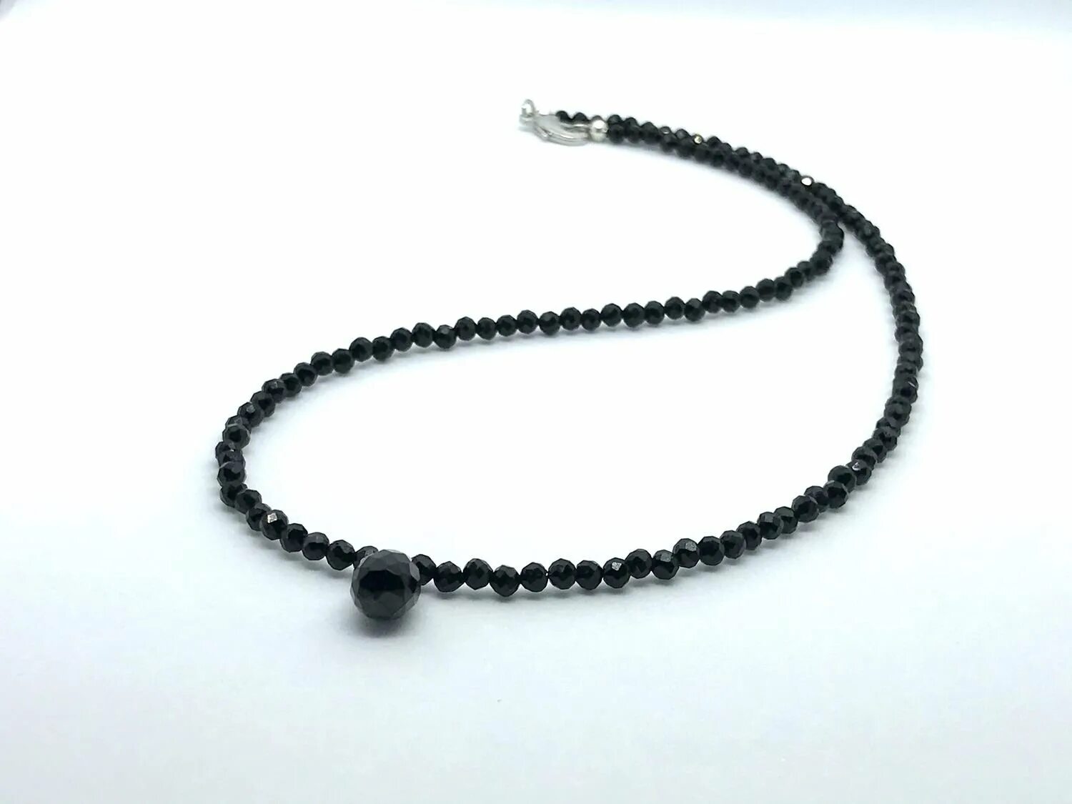 Чокер из шпинели необычные. Чокер из шпинели. Колье из черной шпинели. Чокер из марказита. Чокер шпинель черная.