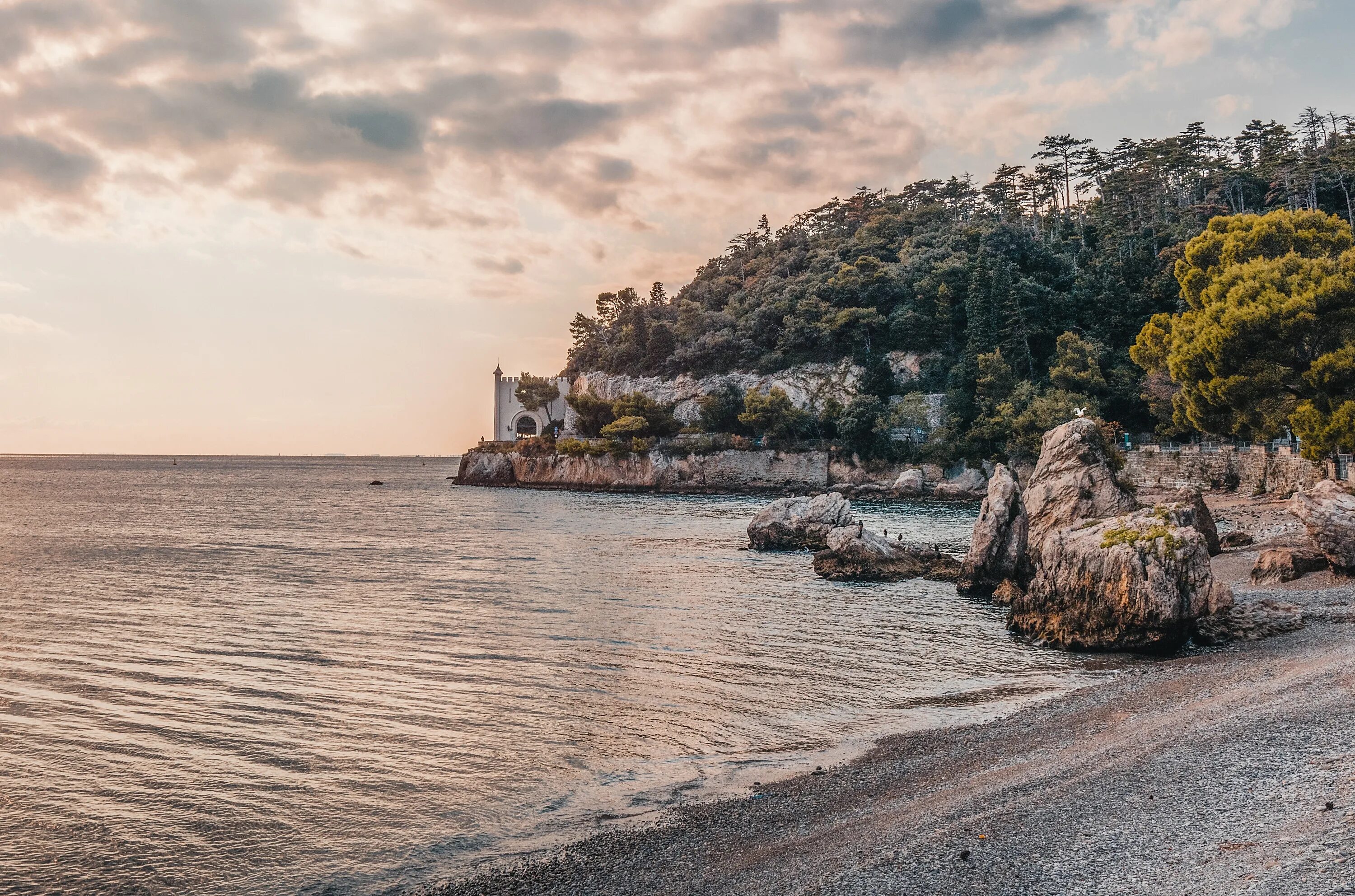 Замок из песка на пляже. Photos anglet france. Коста дорада и коста брава. Англет фото. Тенби уэльс пристань.