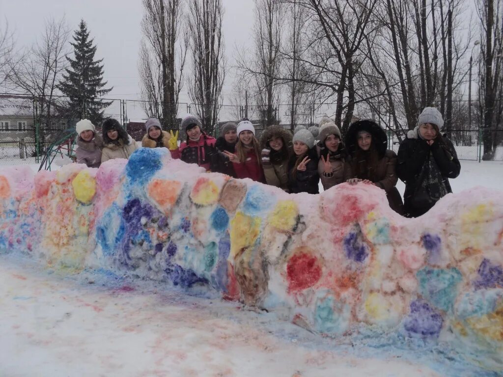 снежная фигура покрашенная. цветной снег. как разукрасить снег красками. разноцветные сугробы. краска для снежных фигур.