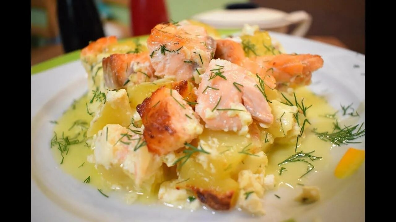 Красная рыба запеченная в духовке с картошкой. Семга с картофелем. сёмга с картошкой в духовке. красная рыба с картошкой. семга запеченная с картофелем.