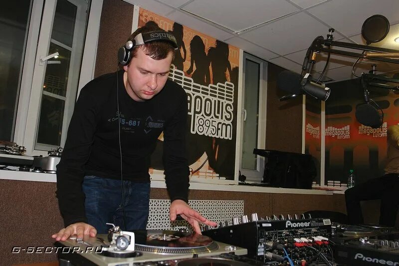 Dj h. H в дж. дж в н. Dubstep девушки. диджей в лагере.