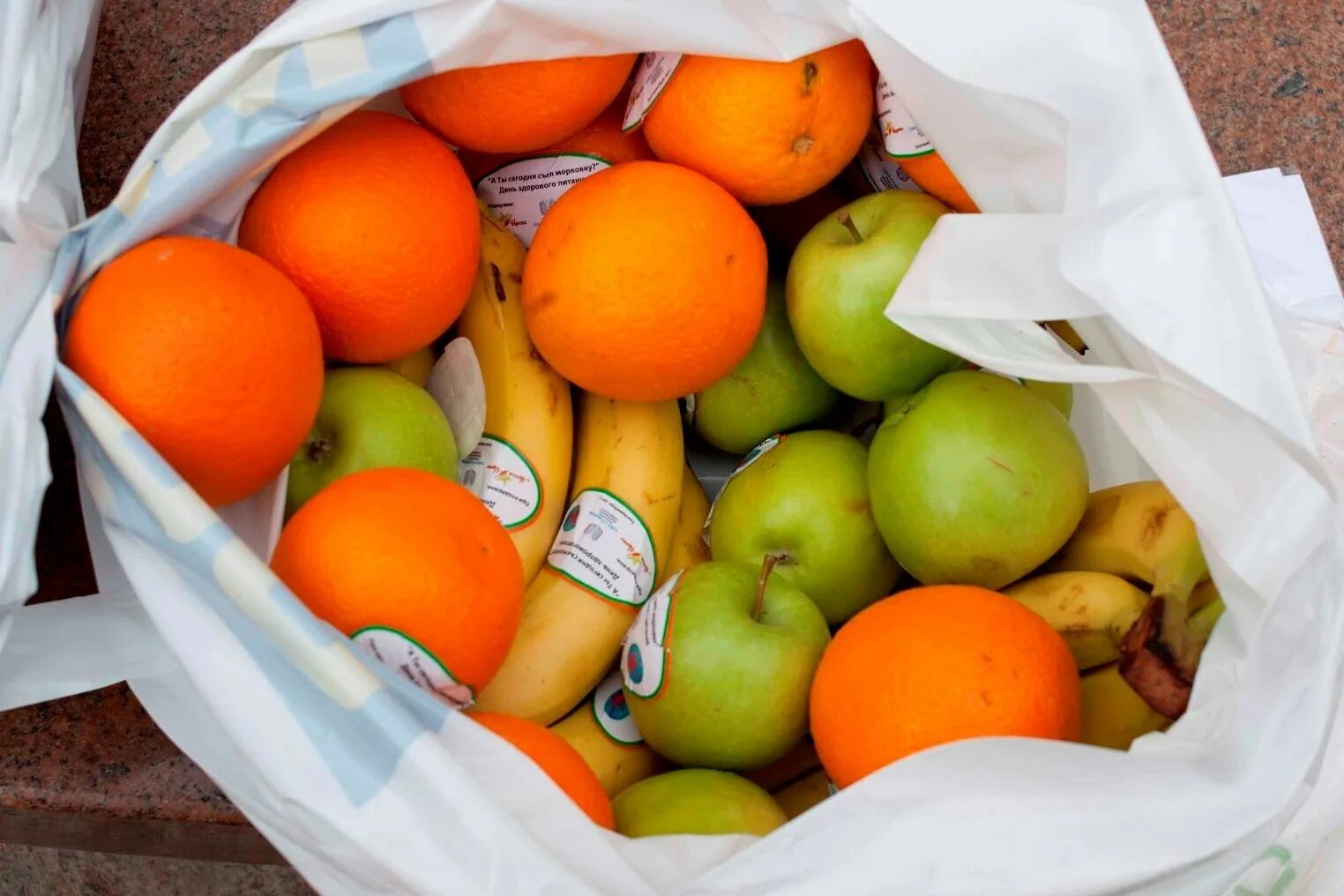 Фрукты в полиэтиленовых пакетах. Фруктовый пакет. Мешки для овощей. Фрукты в пакете. Фруктовый пакет.