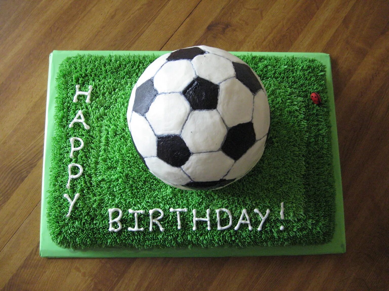 С днём рождения футболисту. Открытка с днем рождения на футбольную тематику. Футбольное поздравление с днем рождения. Торт в стиле футбола.