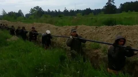Братья тянут кабель между биржами
