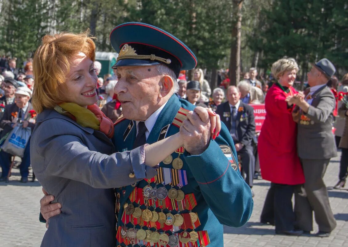 Танец день победы видео. День Победы ветераны. Вальс ветеранов. Ветераны танцуют вальс. 9 Мая ветераны танцуют.