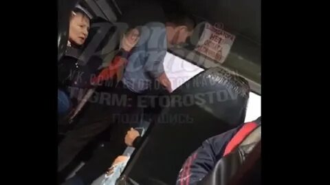 На остановке общественного транспорта подростки нецензурно