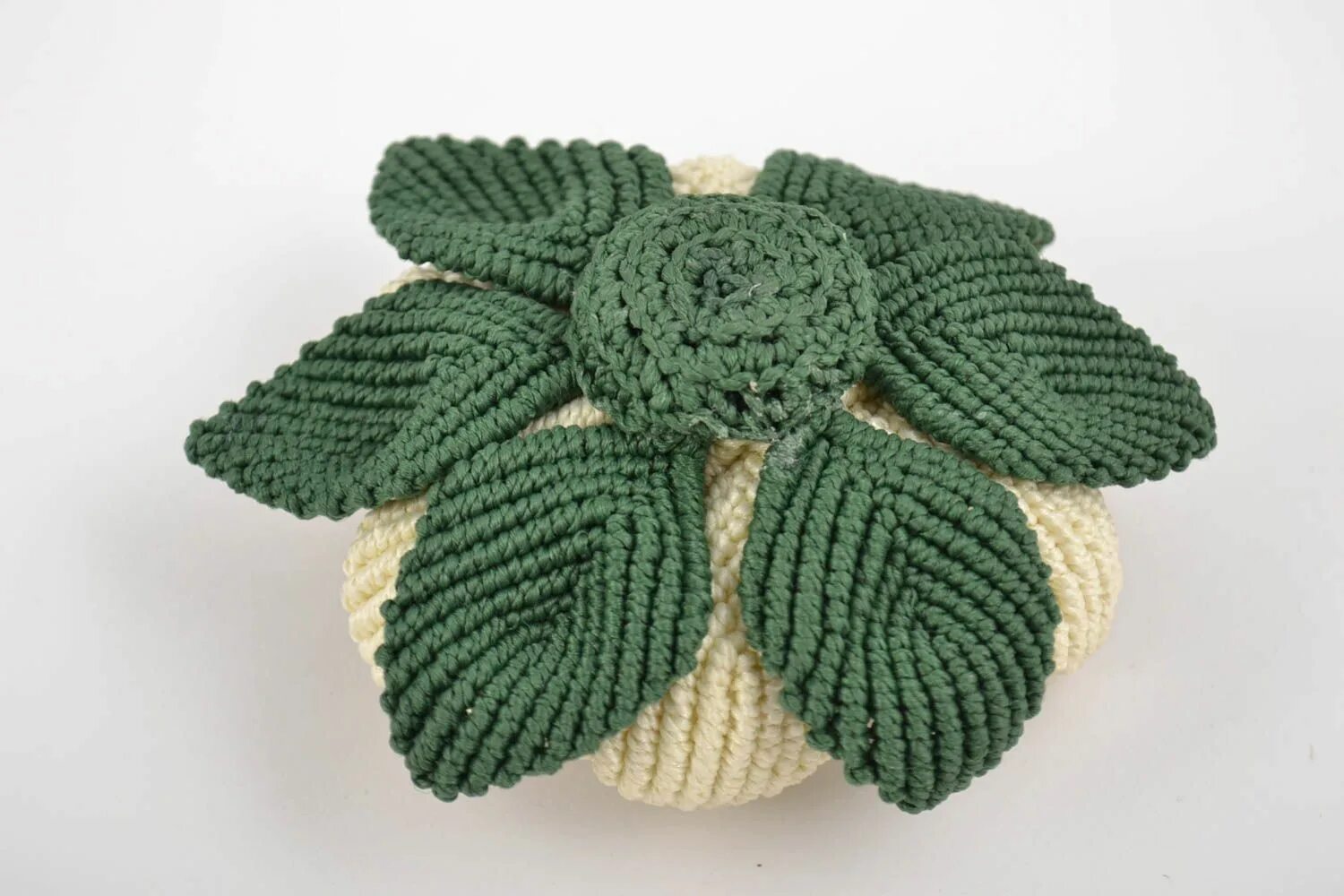 Цветы в технике макраме. Цветы макраме. Макраме цветы мастер класс. Макраме цветы и листья.