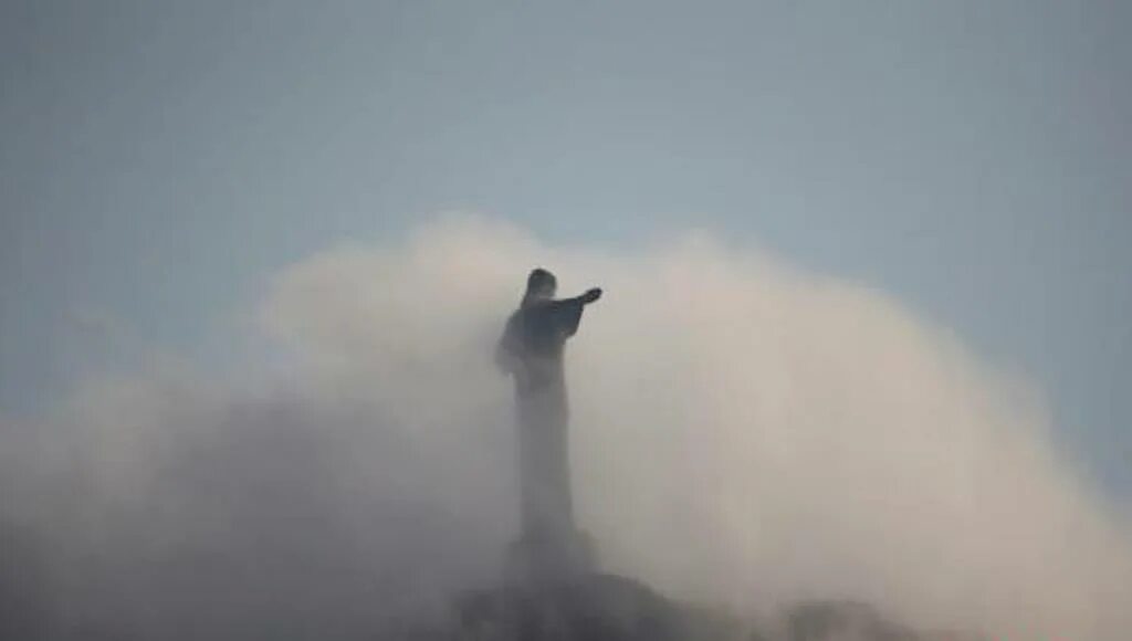 Молния попала в статую свободы. Молния ударила в статую Христа Рио де Жанейро 2023. Молния попадает в статую Христа в Рио. В статую Христа Спасителя попала молния. В Рио-де-Жанейро в памятник попала молния.