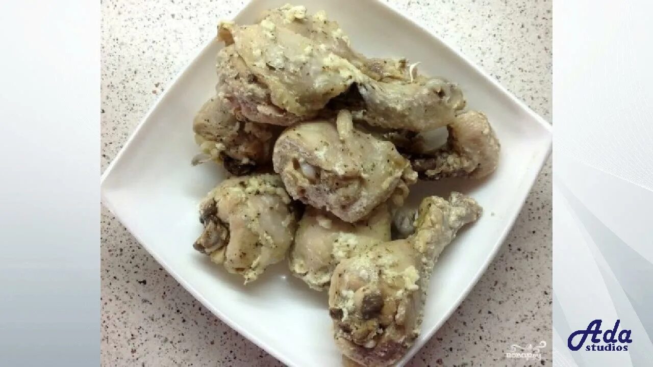 Голень тушеная в сметане. Курица в сметане в мультиварке. Куриные ножки тушеные в сметане. Голень тушеная в сметане. Курица тушеная с луком в кастрюле.