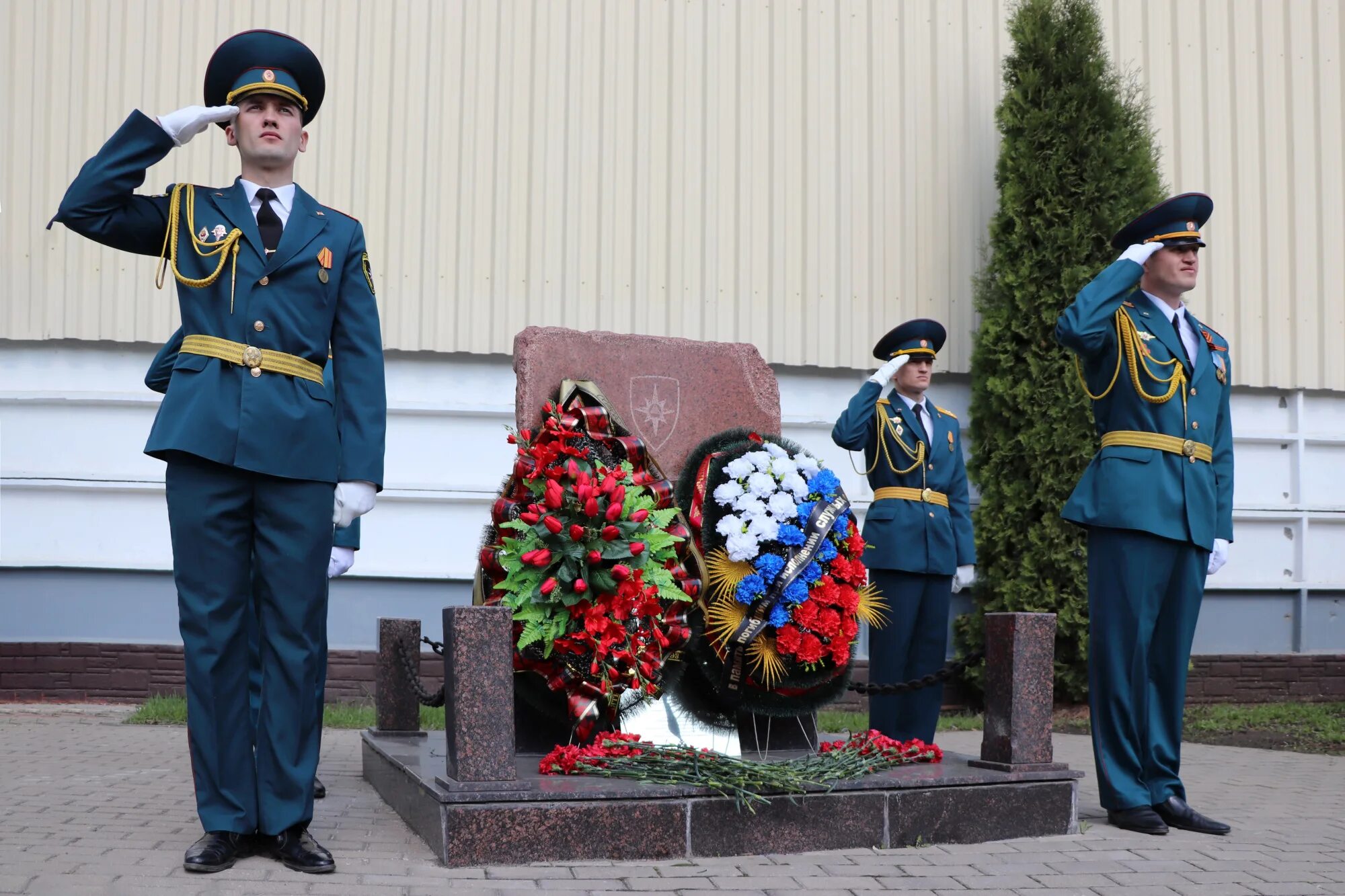 Возложенных на органы внутренних дел. Отдание последних почестей погибшим сотрудникам. Отдание последних почестей погибшим сотрудникам МВД. На стенд погибшим МЧС. Обелиск погибшим работникам МКК Долгопрудный.