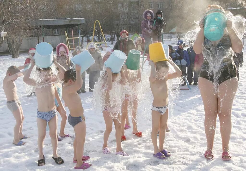 Закаливание. Купание в снегу дети. Закаливание одежда. Закаливание одежда. Дети закаляются в детском саду зимой.
