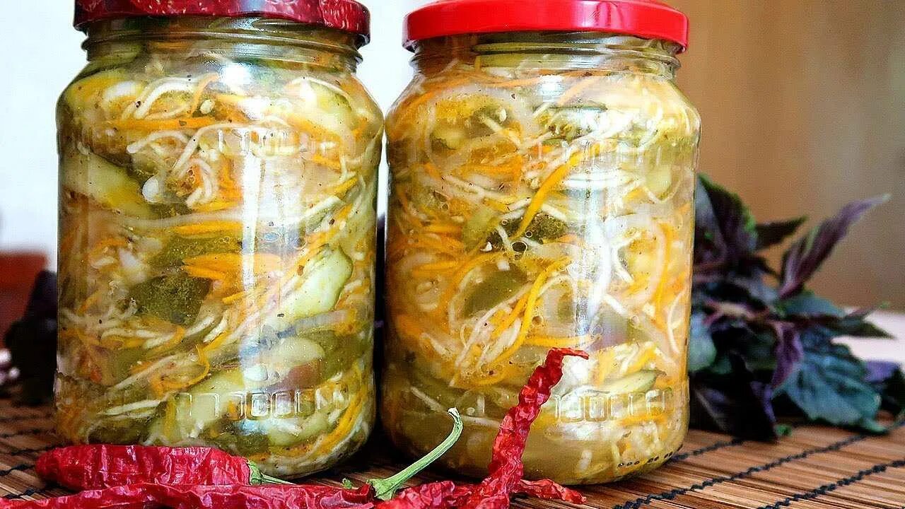 Морковь с луком на зиму. Салат с огурцами на зиму. кабачковый салат на зиму. салат из огурцов и моркови на зиму. кабачки с морковью и луком на зиму.