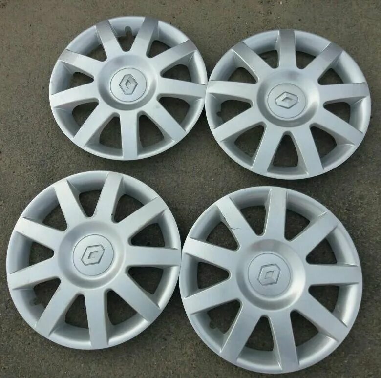 Колпак колесного диска рено. 820042260 колпаки renault. Колпаки рено логан r14 оригинал. Колпаки на колеса логан. Оригинальные колпаки рено логан r15.