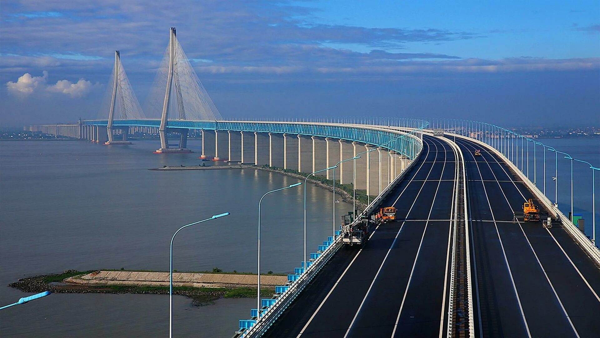 Туннель и мост через реку Янцзы Шанхай. Мост Шанхай-Сучжоу-Наньтун через реку Янцзы. Вантовый автомобильно-Железнодорожный мост в КНР. Мост Гонконг - Чжухай - Макао. Название самого длинного моста