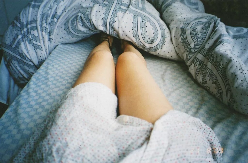 Бедра в постели. Ноги девушки в кровати. Ноги в одеяле. Ноги в пижаме в постели. Ноги девушки под одеялом.