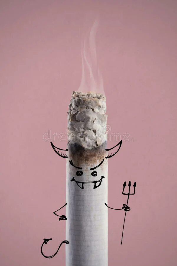 подкуривает сигарету. табачная свечка. сигареты в стакане. пепельница с дымящейся сигаретой. бычок от сигареты.