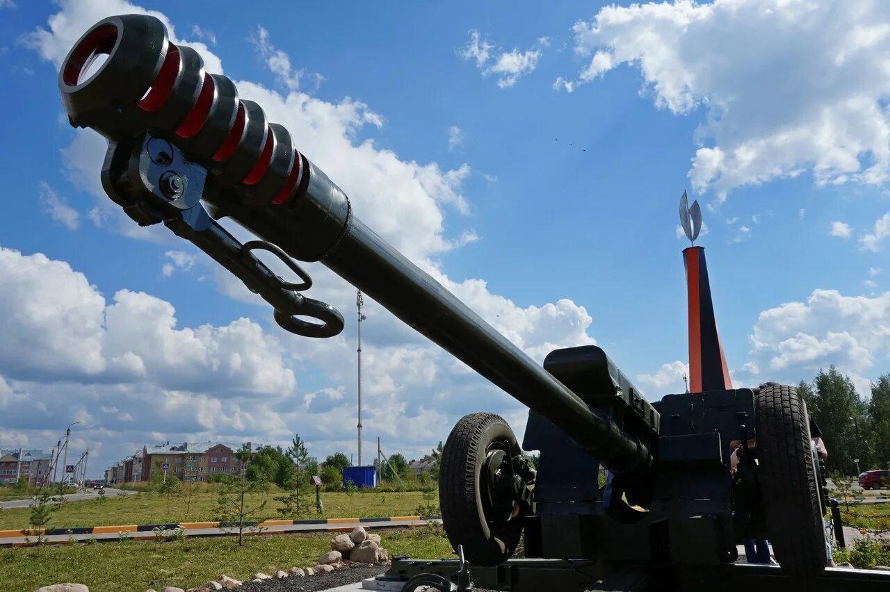 Гаубица д-30. Памятник артиллерийской пушки в Кадникове. Гаубица Волгореченск. Артиллерийская пушка Тотьма. Легендарная пушка