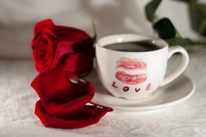 Красивое доброе утро с поцелуем. Кофе с поцелуем доброе утро. Чашка кофе с поцелуем. Утренний кофе с поцелуем. Чашка кофе и поцелуй.