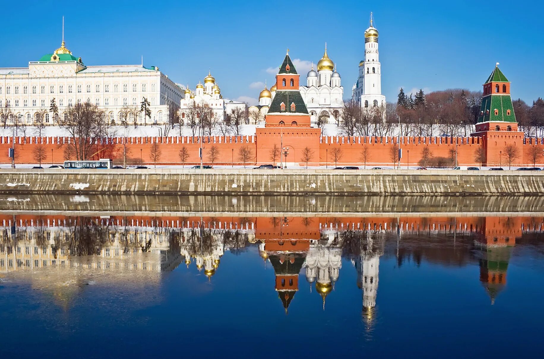 Реки у стен московского кремля. Московский Кремль со стороны реки. Вид на Кремль с Москва реки. Кремль со стороны реки Ярославль. Вид на Кремль со стороны реки.