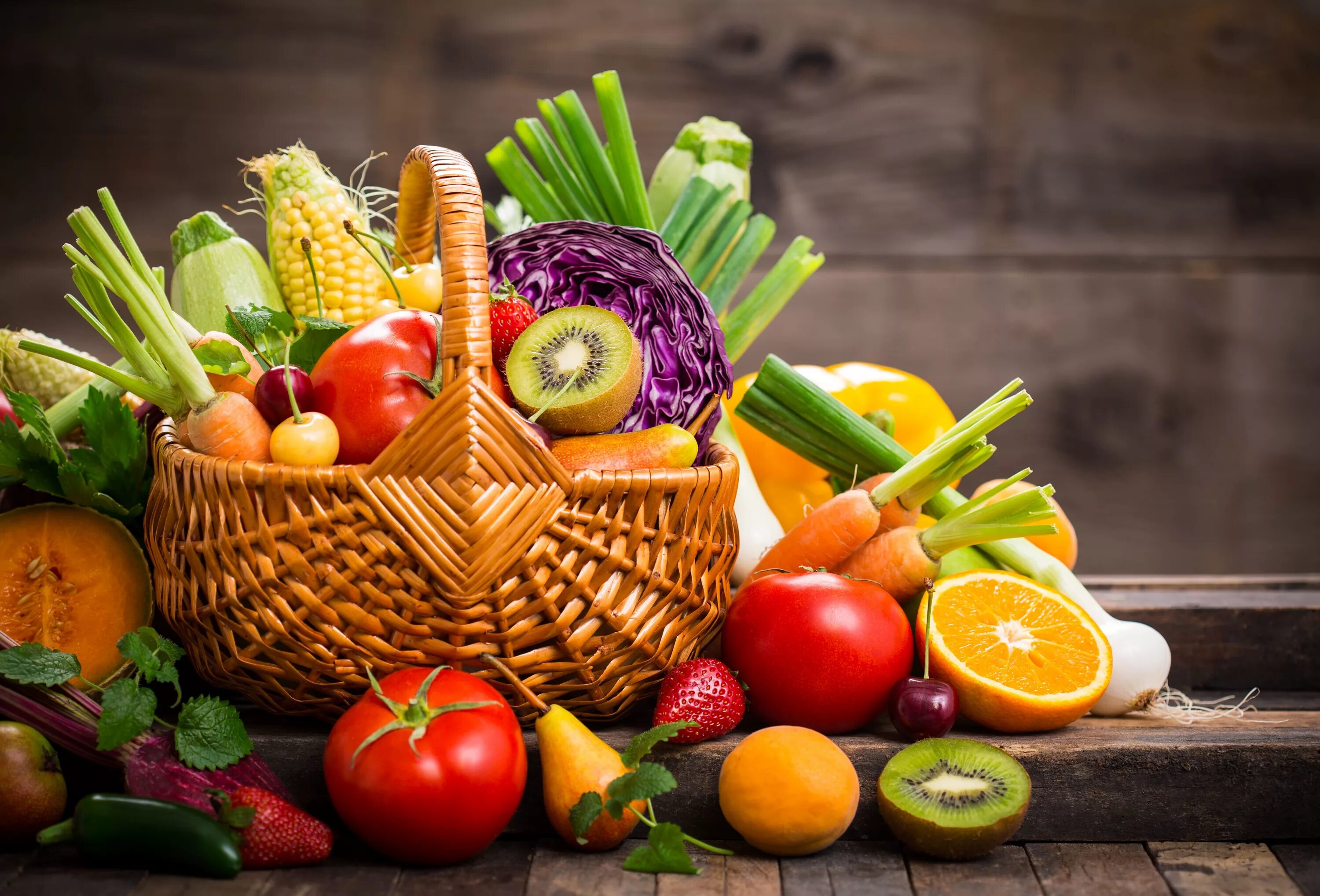 Овощи и фрукты. Корзина с овощами. Корзинка с овощами и фруктами. Витаминная корзинка.
