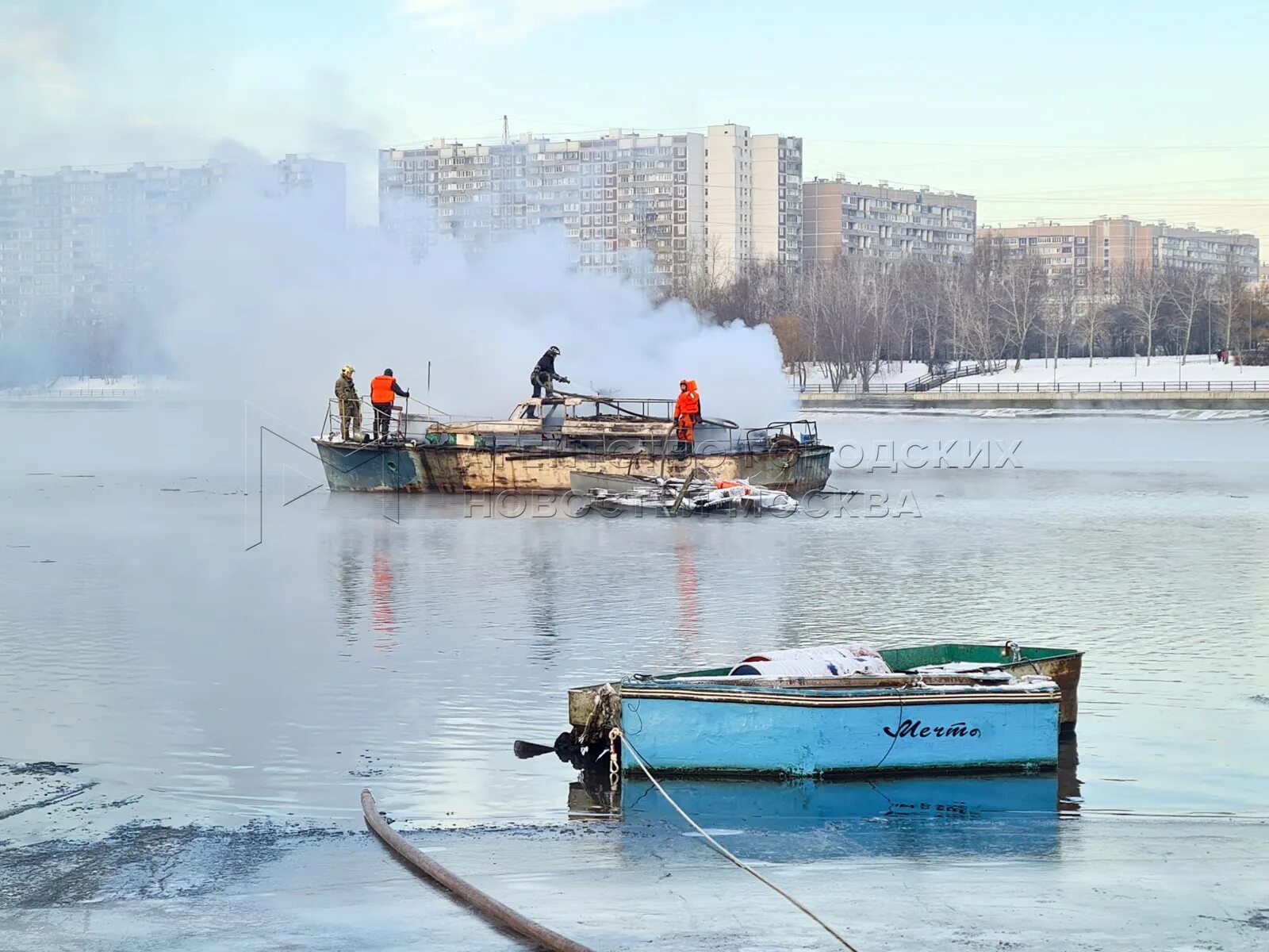Горит теплоход. Марьино горит река. Пожар на реке в марьино. Пожар москвы реки. Пожар москвы реки.